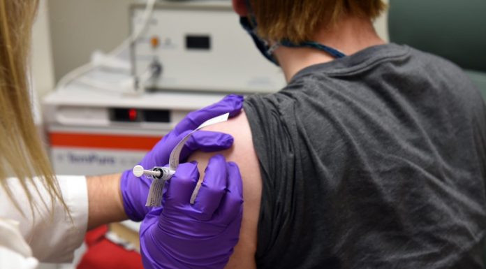 Pfizer y BioNTech comienzan el ensayo clínico de las vacunas contra el coronavirus en los EE. UU; planean producir millones de dosis para octubre