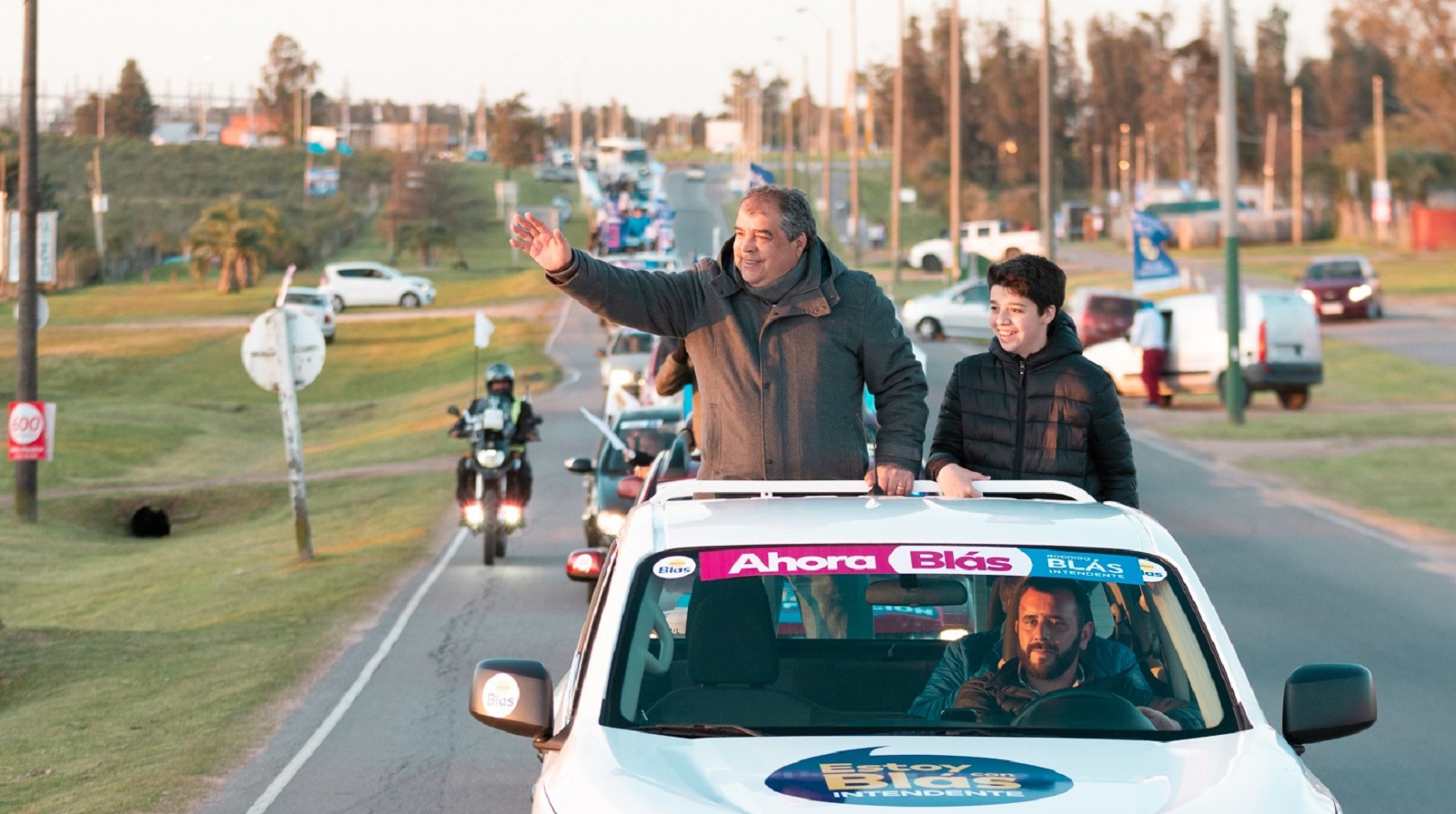 Rodrigo encabezando Caravana