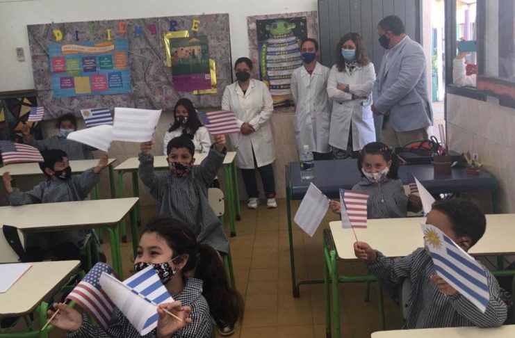 Con el apoyo del Municipio de Punta del Este la UAF donó pantallas LED a la Escuela Nº 21