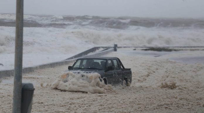 La espuma de mar, ese fenómeno que se transforma en espectáculo, llegó esta vez hasta la avenida Gorlero