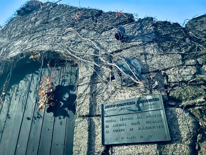 El lugar donde ocurrió este ingreso fue el Cuartel de Dragones (también conocido como Cuartel de Blandengues), un sitio emblemático que aún conserva su portada original en el casco histórico de la capital departamental.