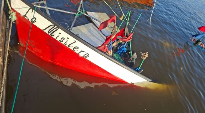 Reflotan lancha de pesca que se hundió en el puerto de Piriápolis